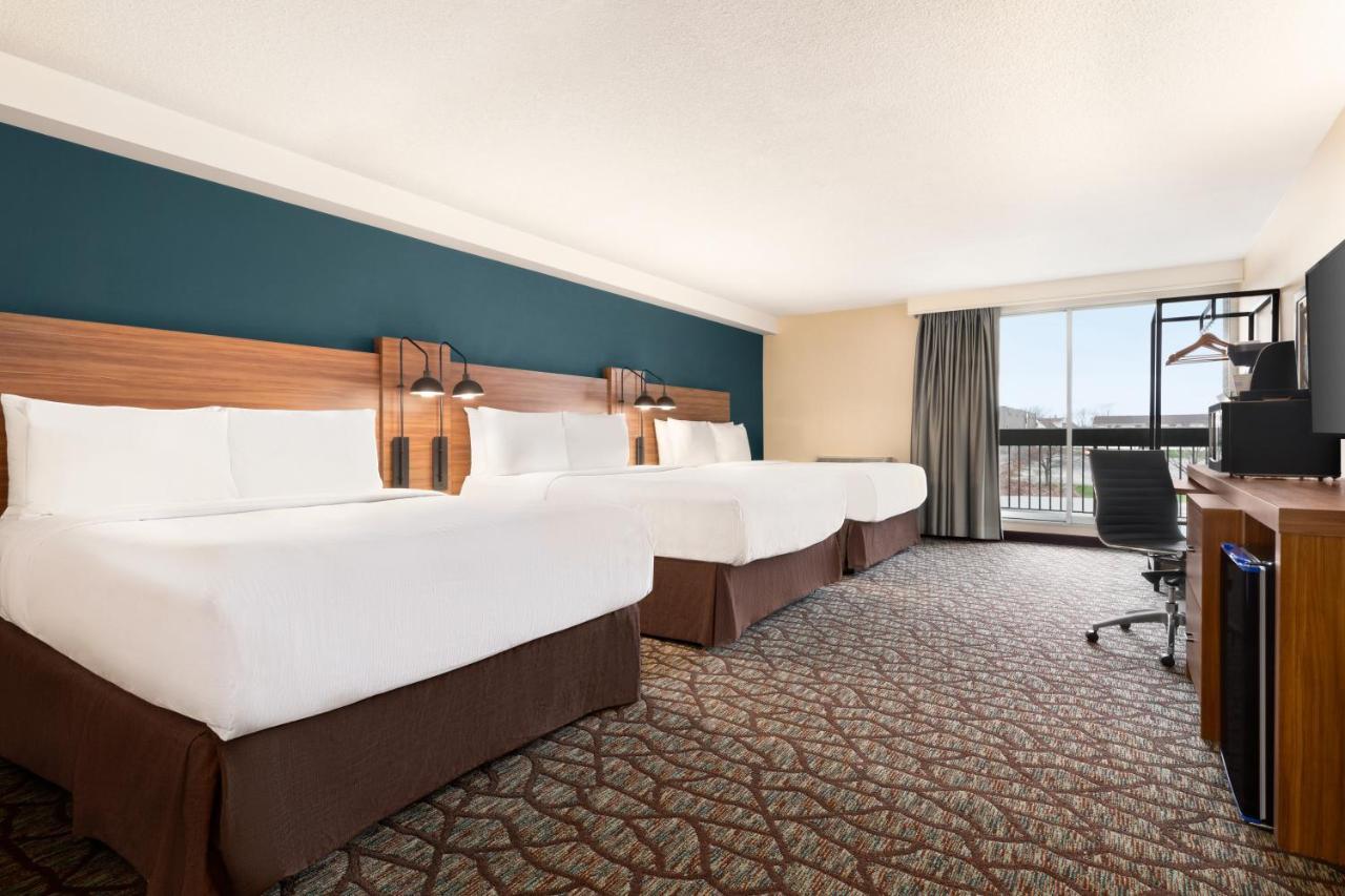 Hotel Wyndham Garden Fallsview 4*