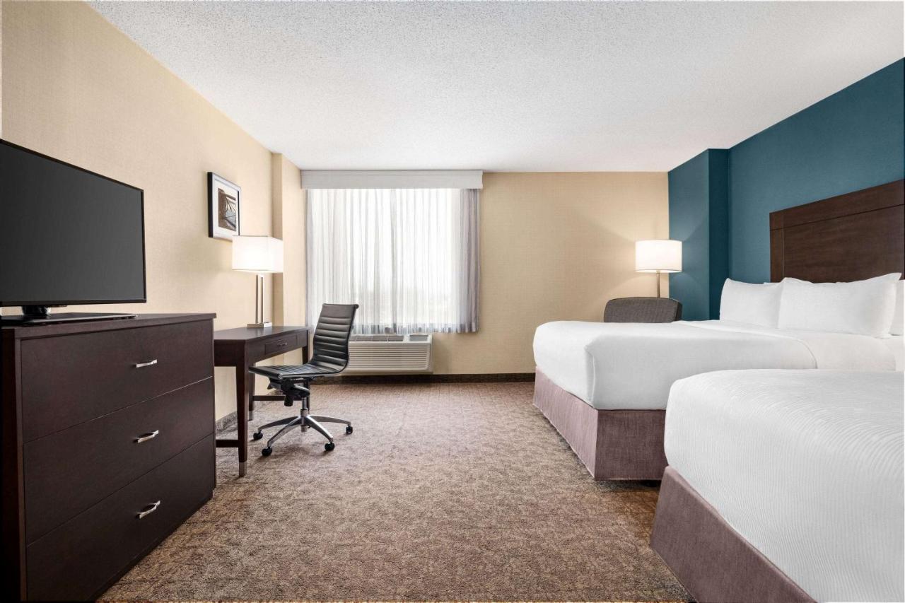Wyndham Garden Fallsview Hotel