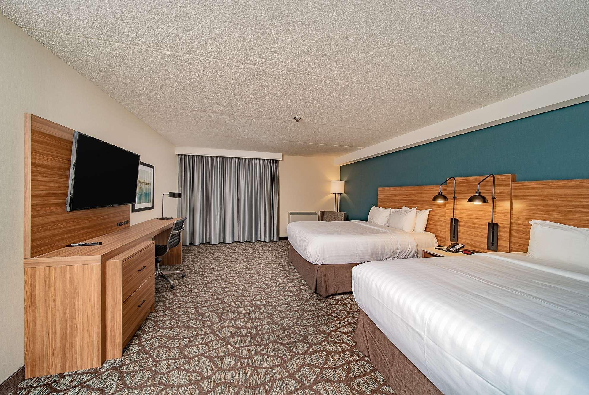 Hotel Wyndham Garden Fallsview 4*