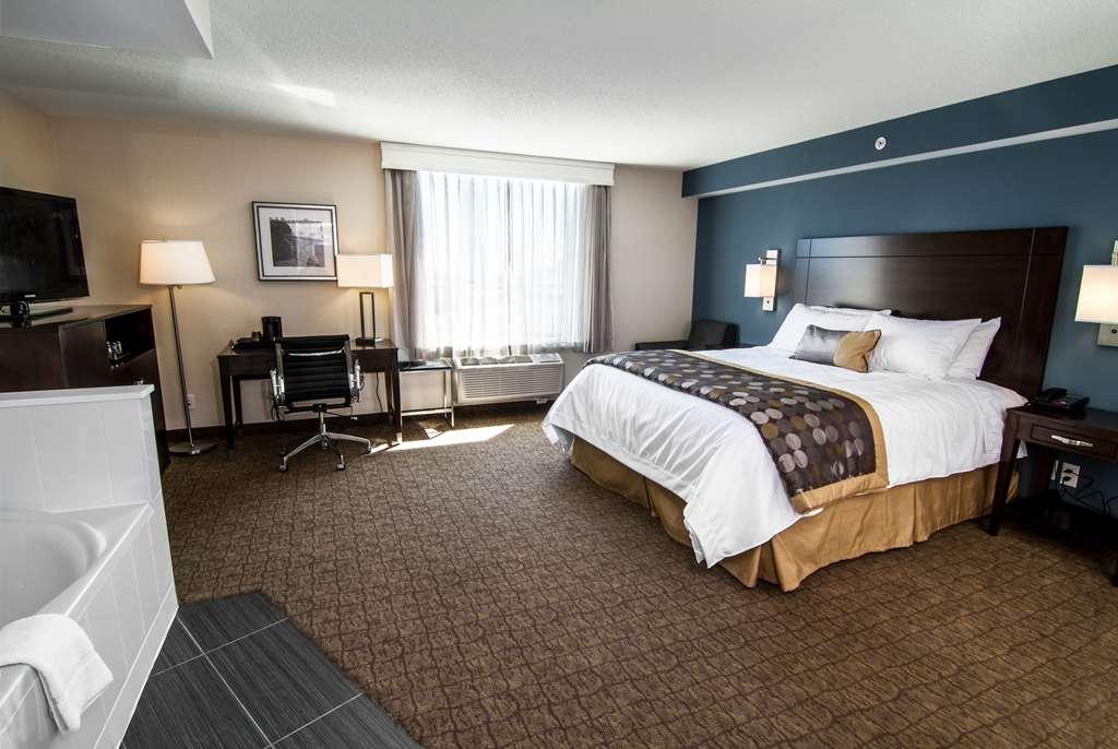 Hotel Wyndham Garden Fallsview 4*