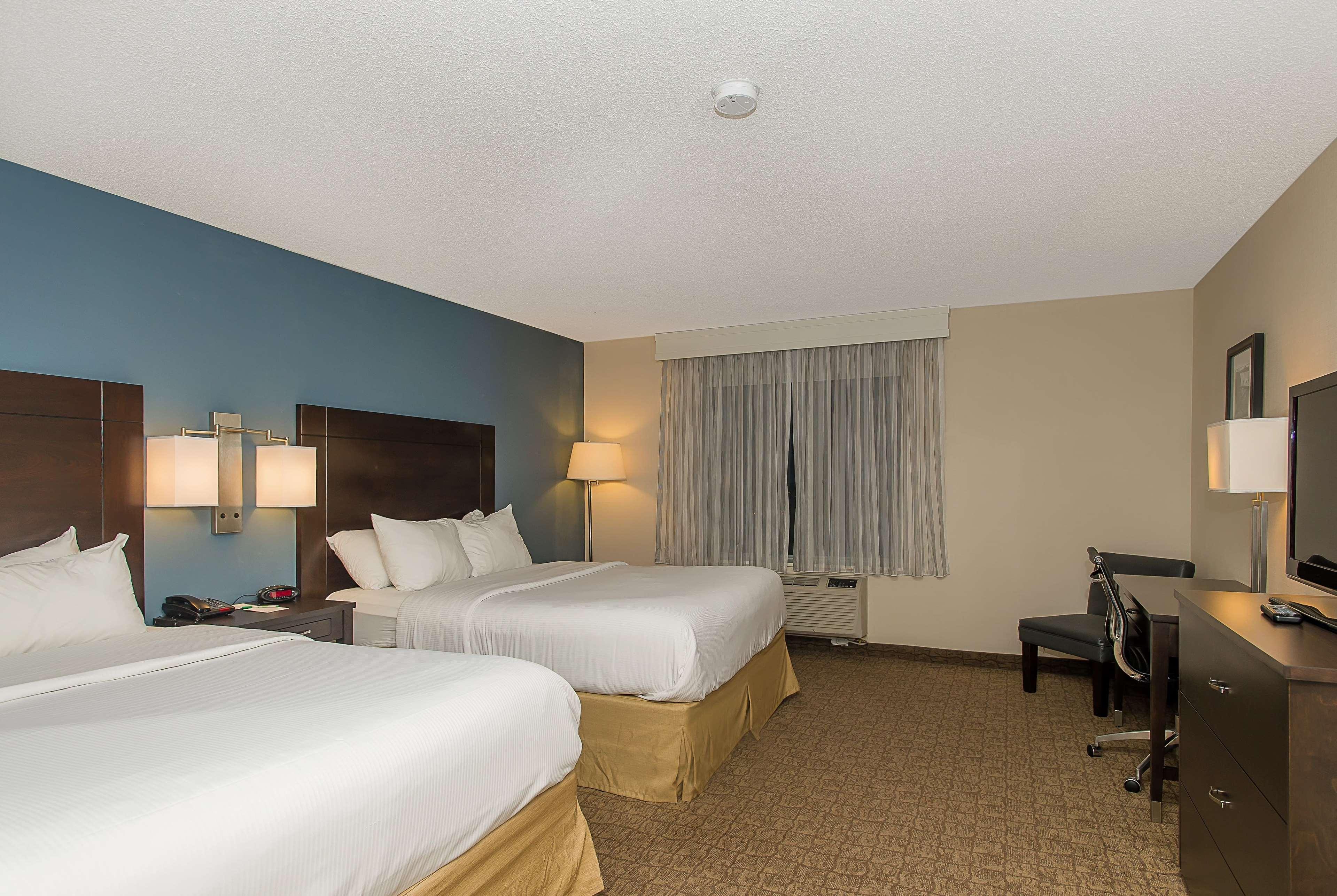 Wyndham Garden Fallsview Hotel
