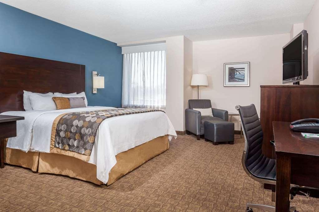 Hotel Wyndham Garden Fallsview 4*