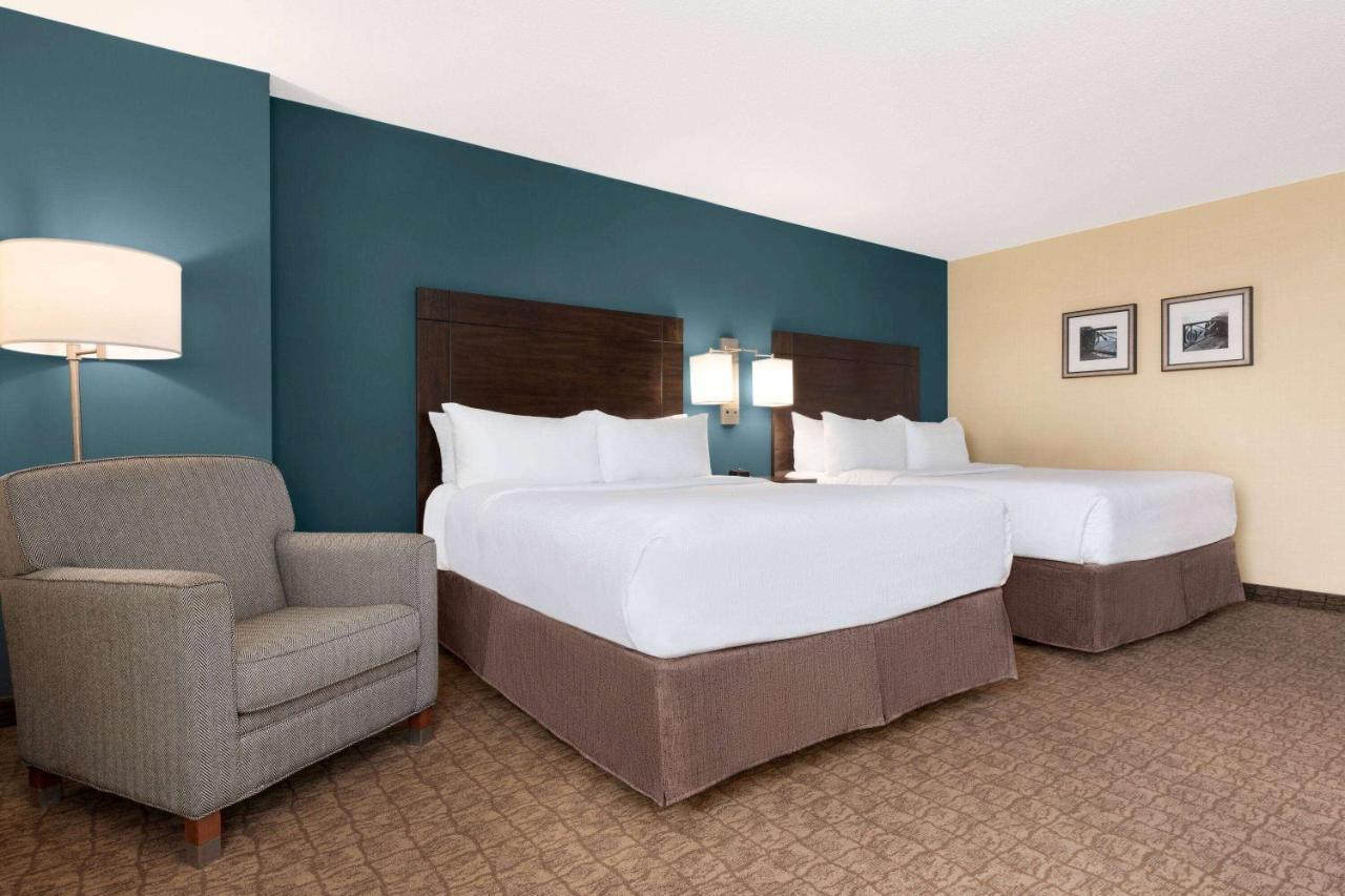 Wyndham Garden Fallsview Hotel 4*