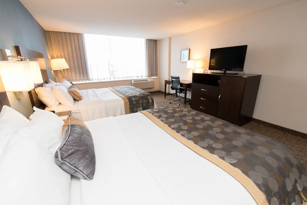 Hotel Wyndham Garden Fallsview 4*