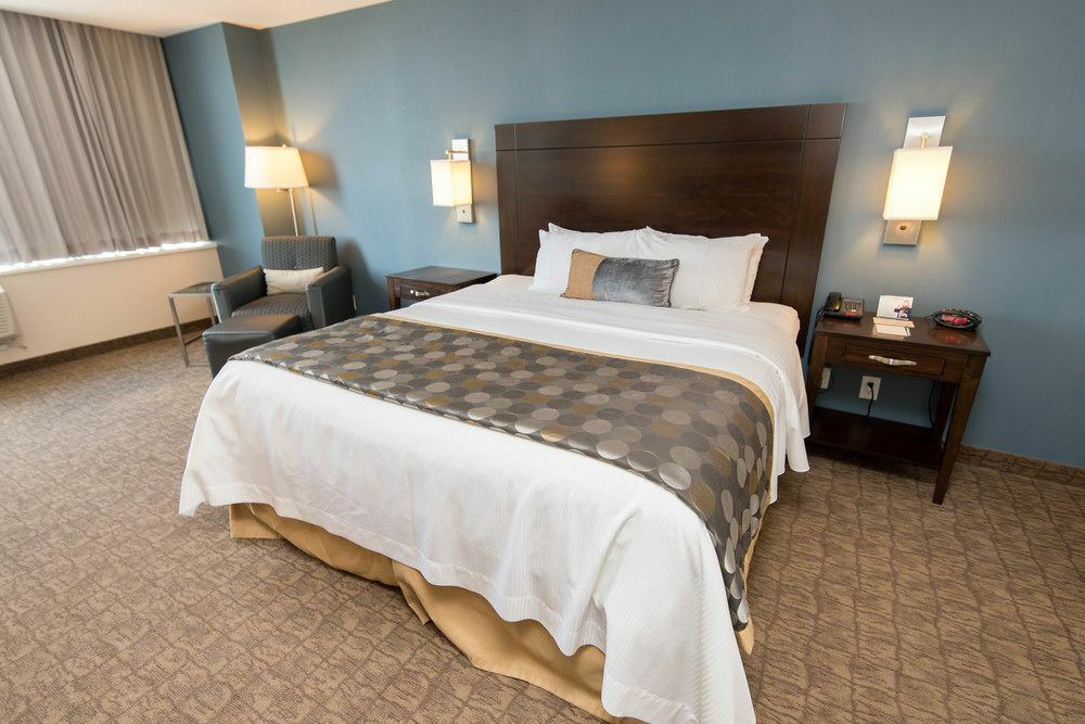Wyndham Garden Fallsview Hotel 4*
