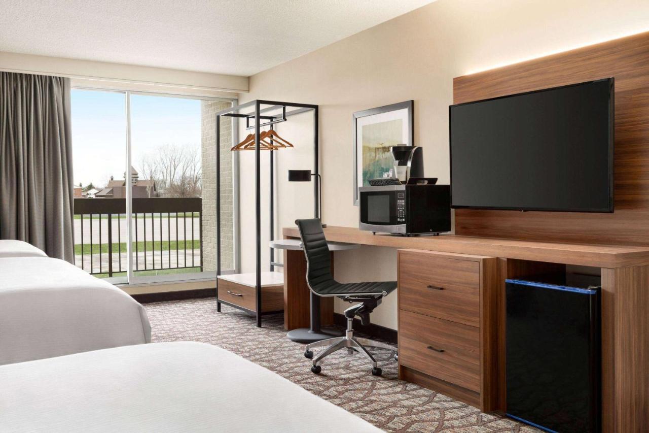 Hotel Wyndham Garden Fallsview 4*