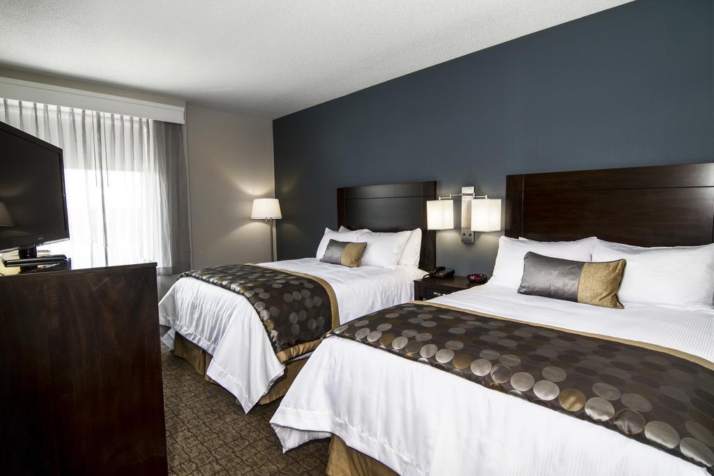 Hotel Wyndham Garden Fallsview 4*