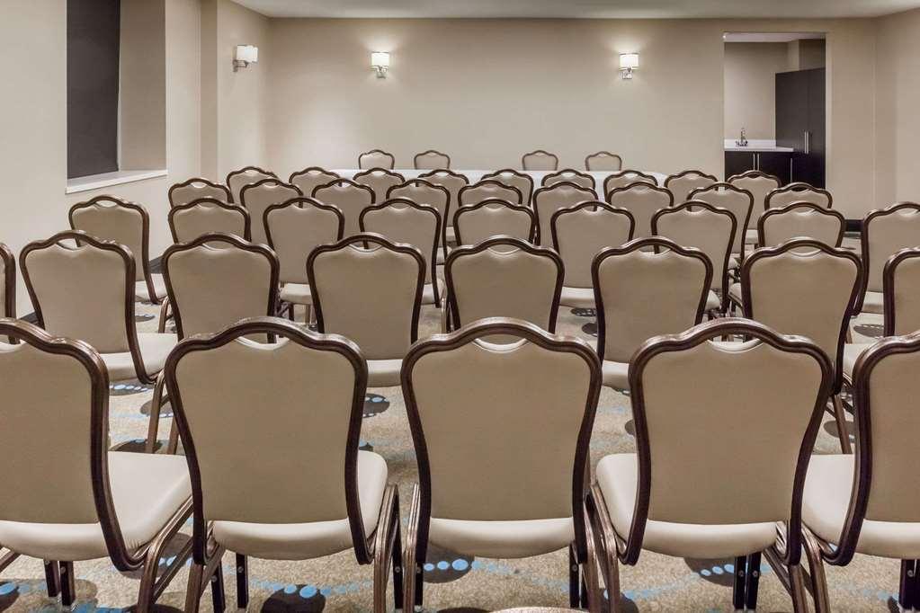 Wyndham Garden Fallsview Hotel 4*