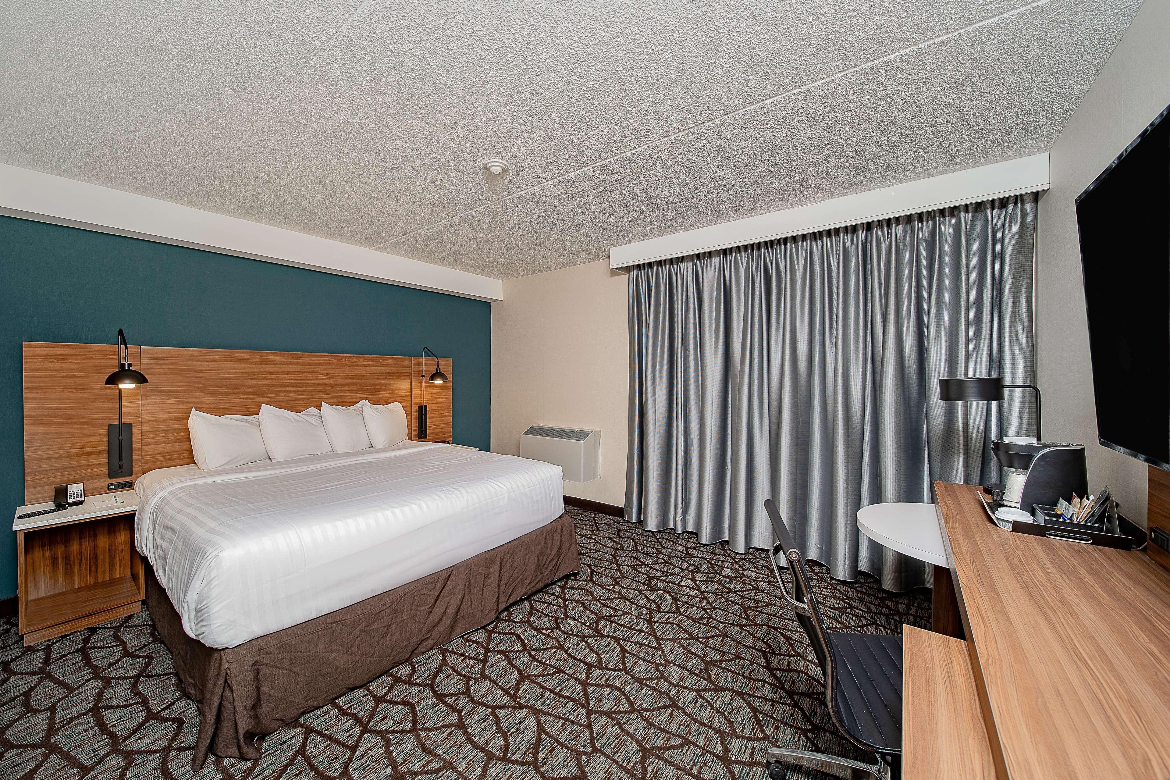 Hotel Wyndham Garden Fallsview 4*