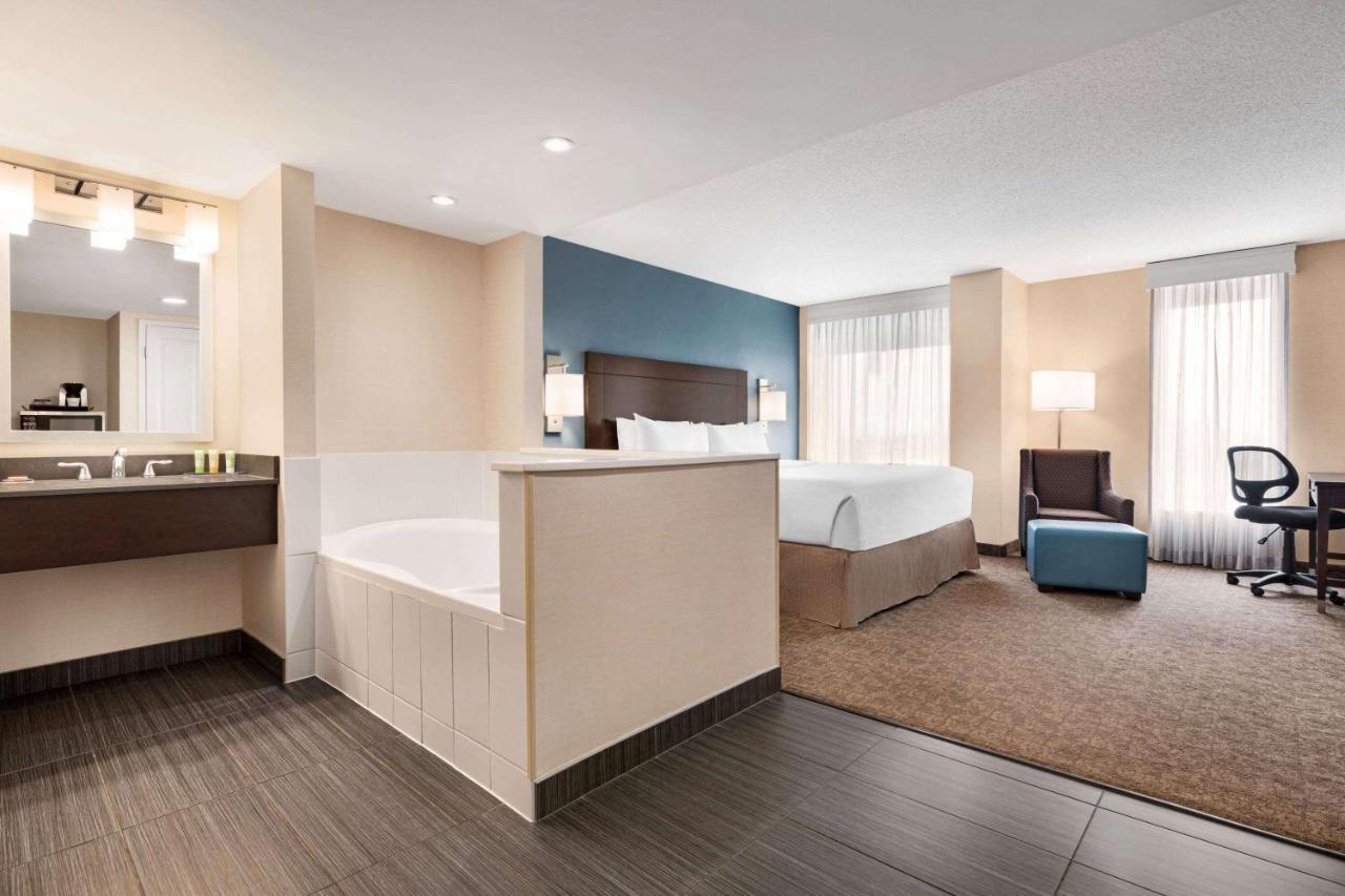 Wyndham Garden Fallsview Hotel
