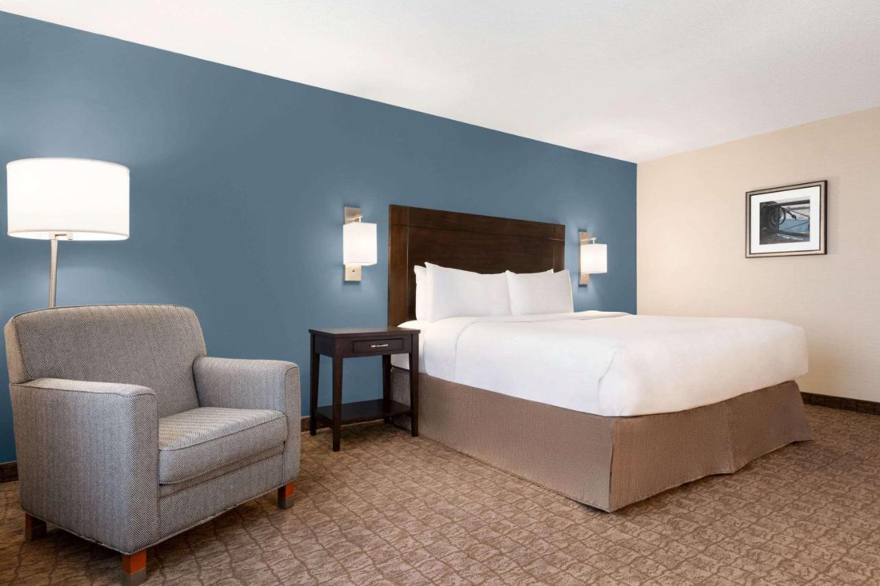 Hotel Wyndham Garden Fallsview 4*