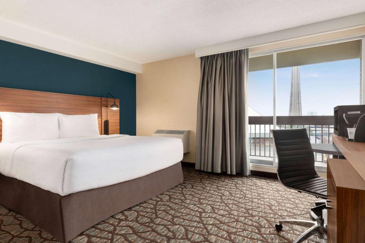 Wyndham Garden Fallsview Hotel 4*