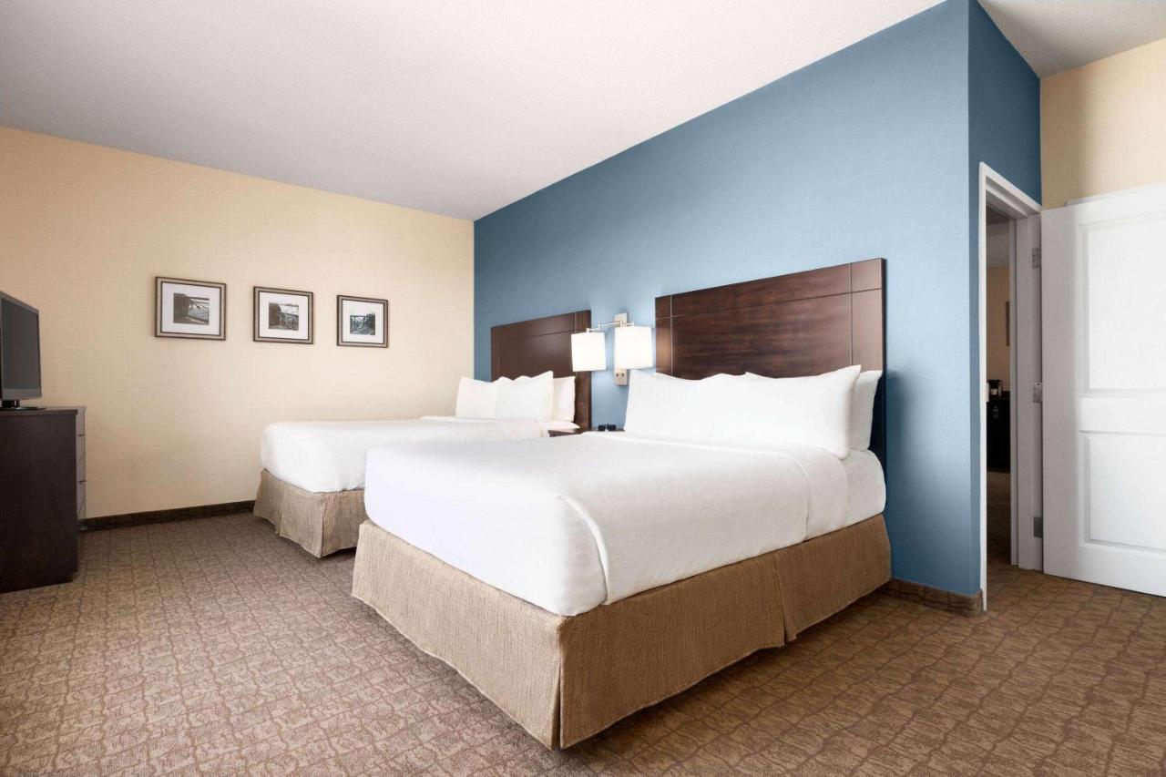 Hotel Wyndham Garden Fallsview 4*